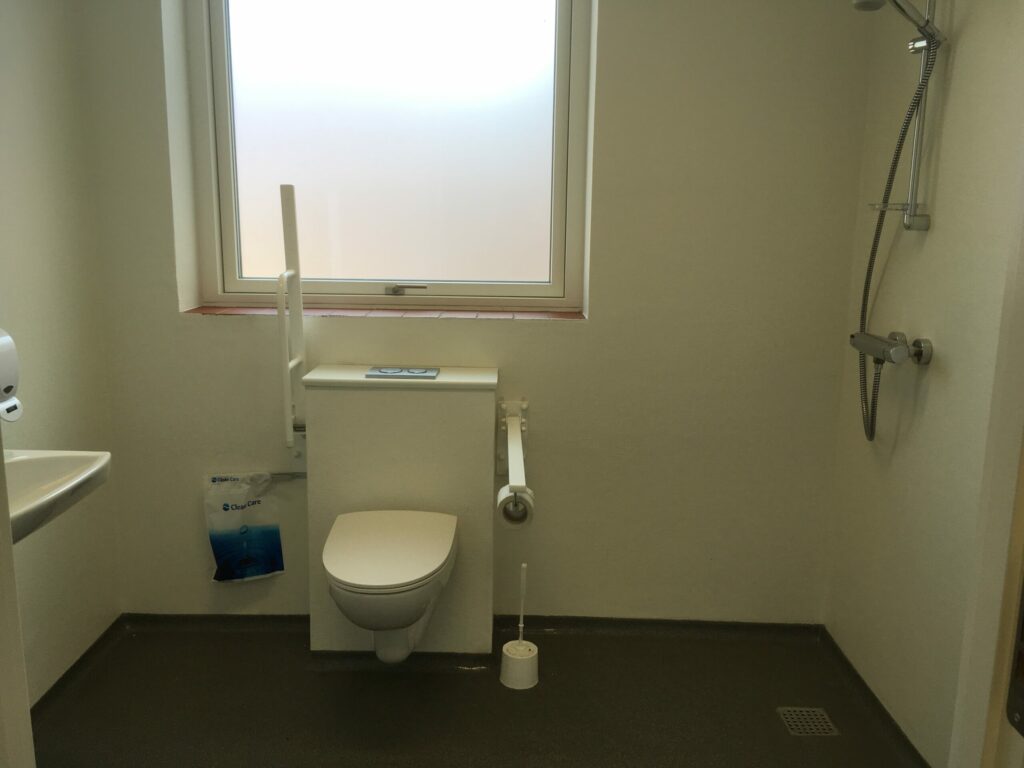 Handicap-toilet med plads